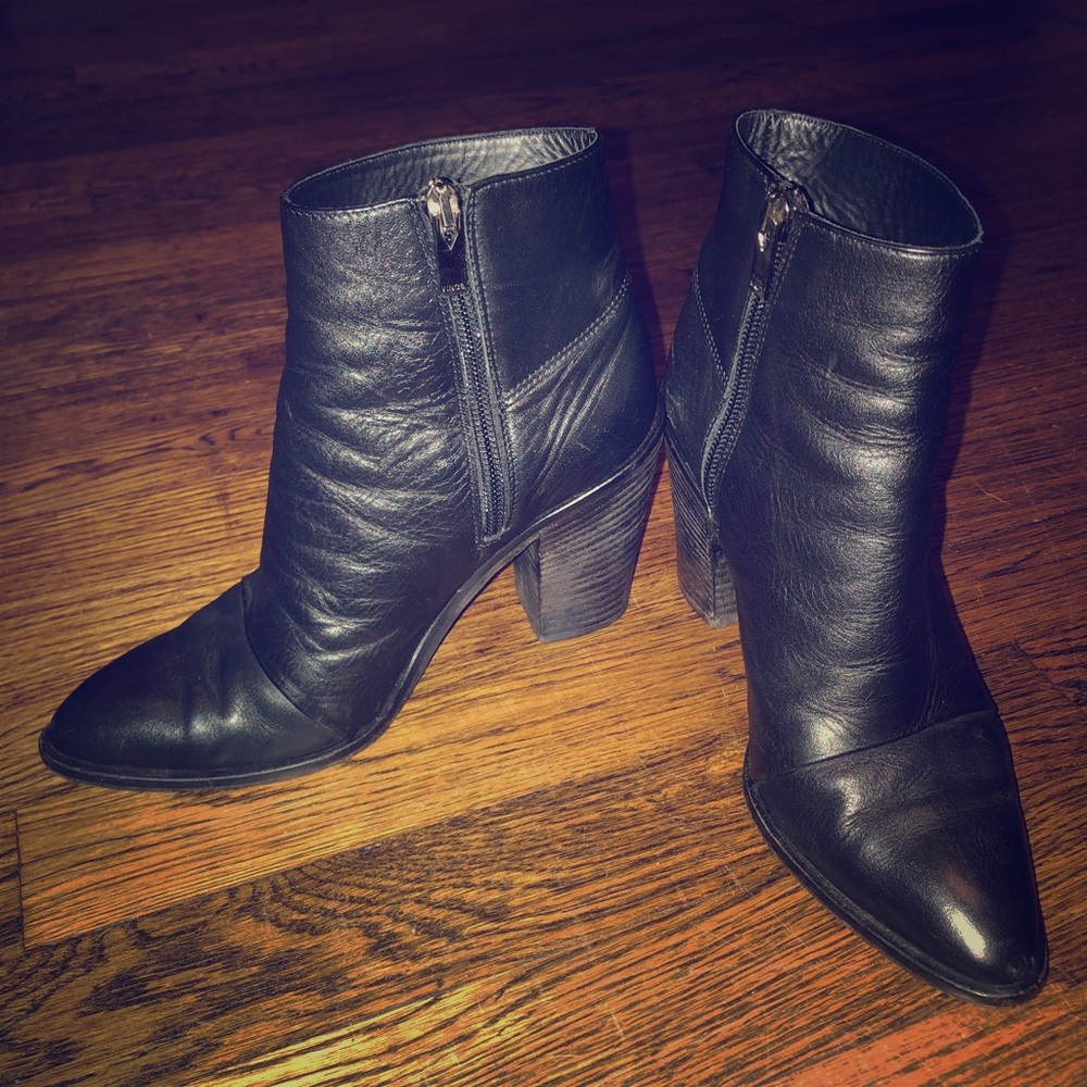 Designer Vince. - Black Ankle Boots w/heel-size 35